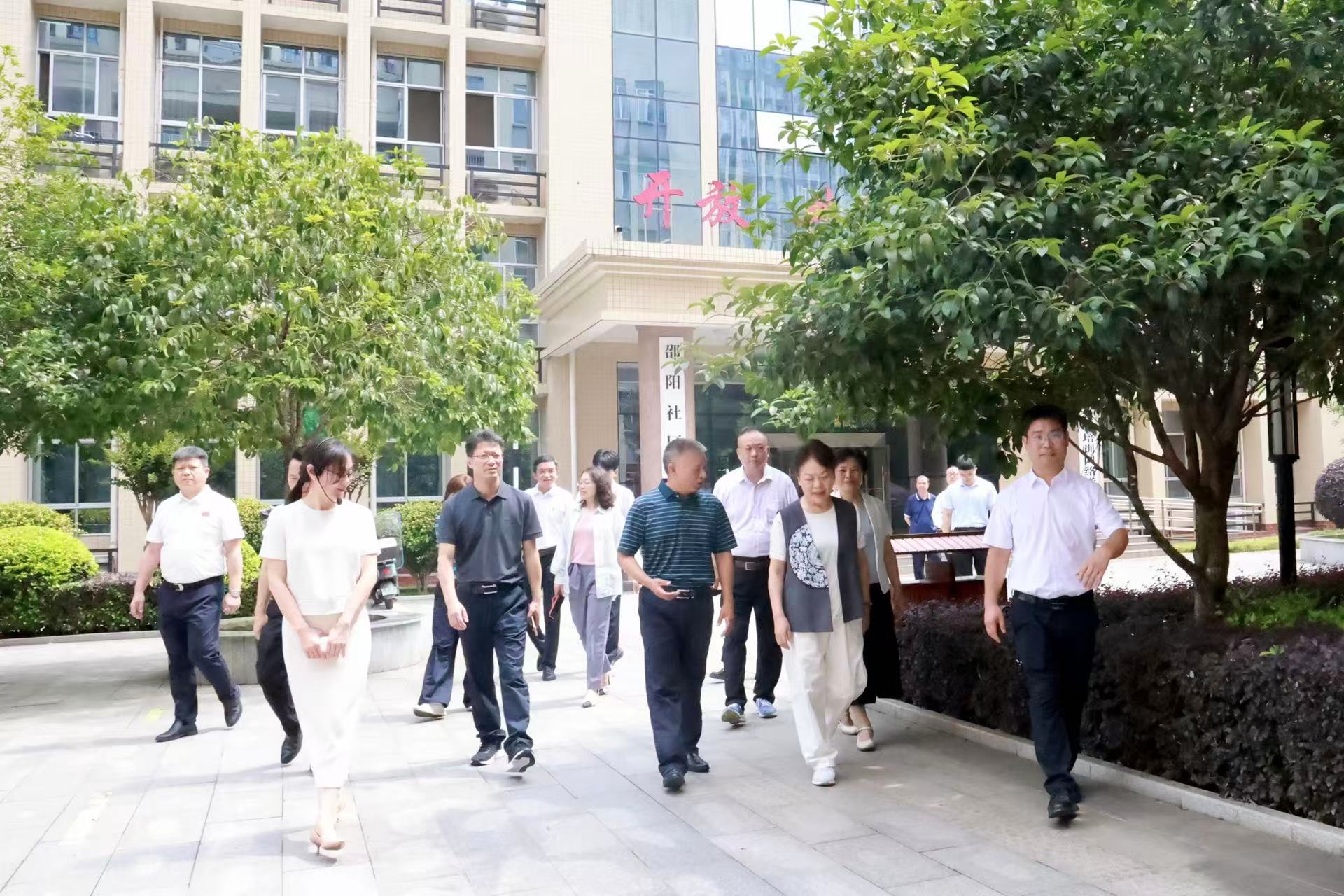 省人大常委会委员、社会委副主任委员唐白玉莅临邵阳开放大学调研..